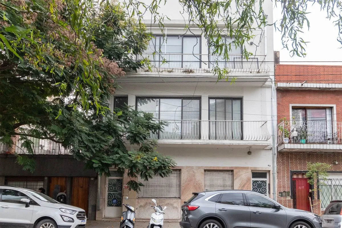 P H en Avenida Pavón 2800