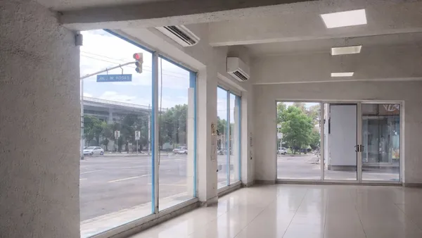 Local Comercial en Avenida Brigadier General Juan Manuel de Rosas 0