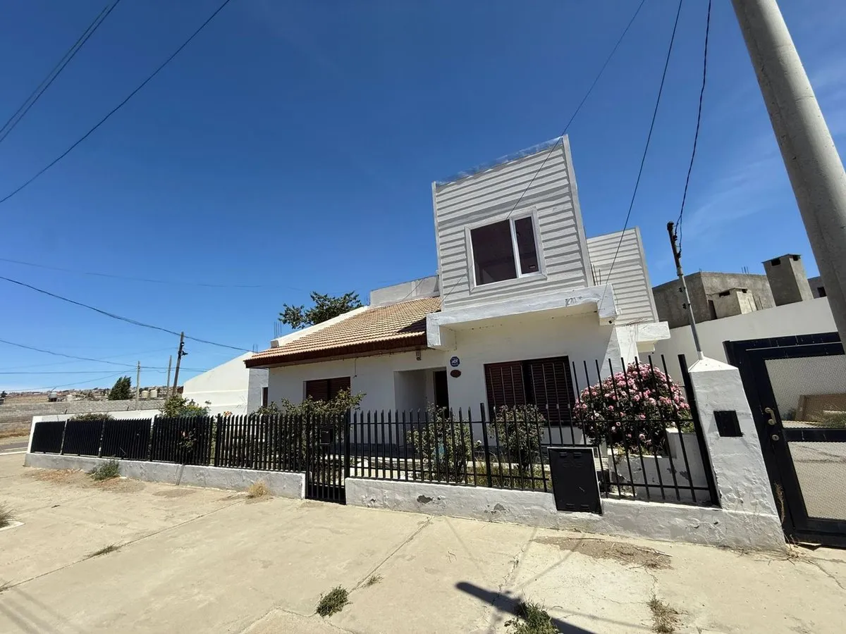 Casa en Ramón de Omar Reina 700