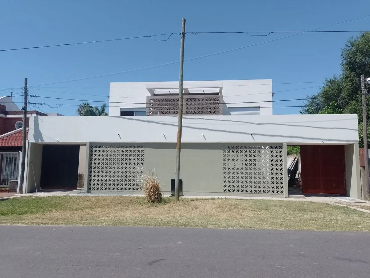 Casa en 11 E/ 517 y 518 1400