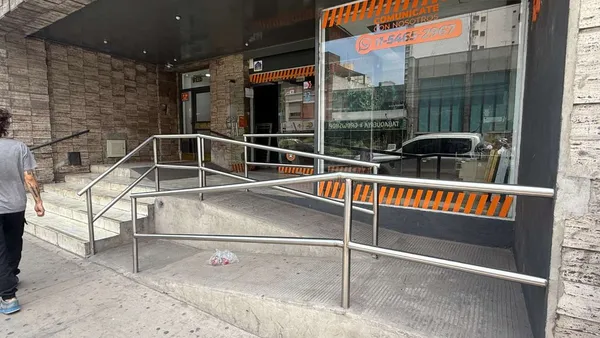 Local Comercial en Avenida Hipólito Yrigoyen 9100