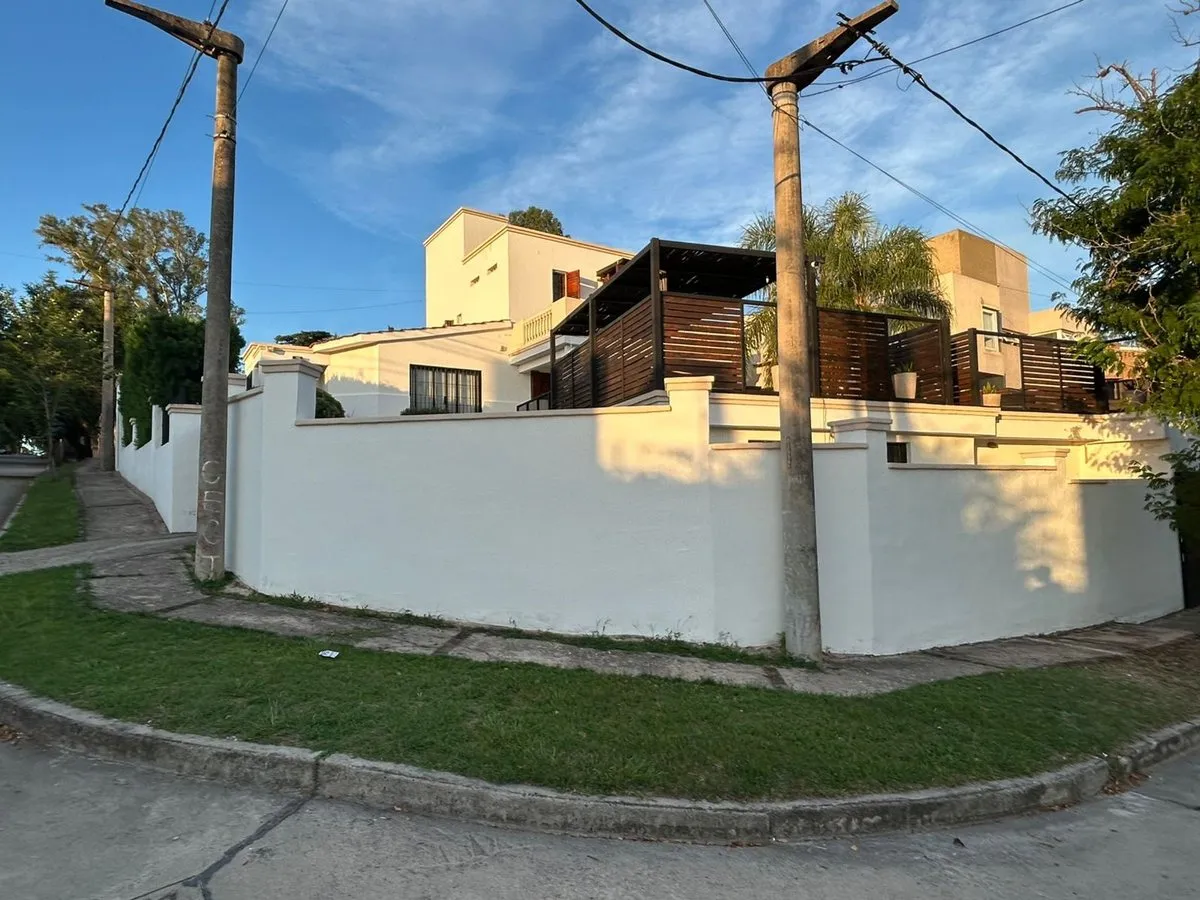 Casa en Juan Correas 6914 6900