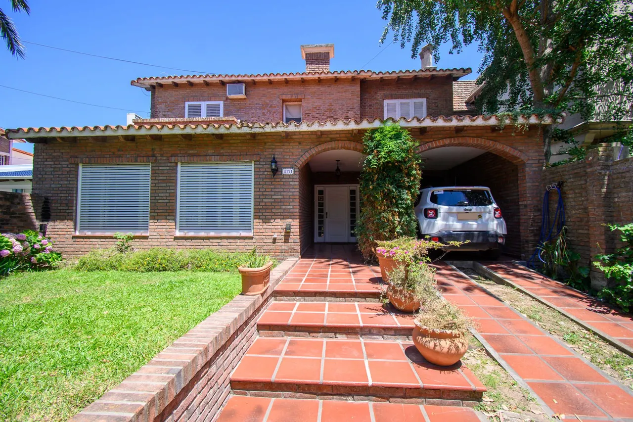 Casa en Avenida 7 Jefes 4100