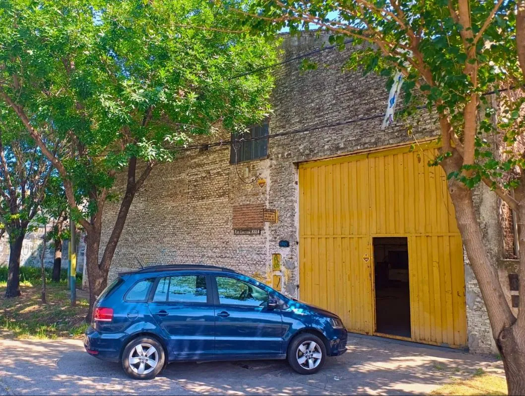 Galpon en A. Einstein 6880 | Alt. V. Sarsfield al 6800 |