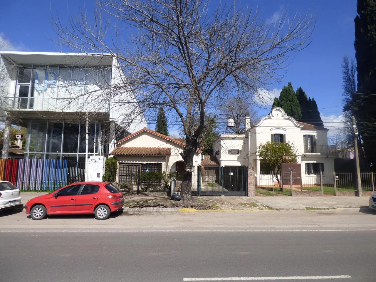 Casa en Cno. Centenario e/ 471 y 472 n 474