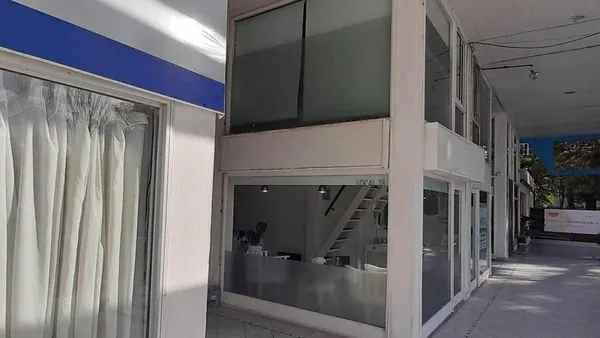 Local Comercial en Del Libertador 100