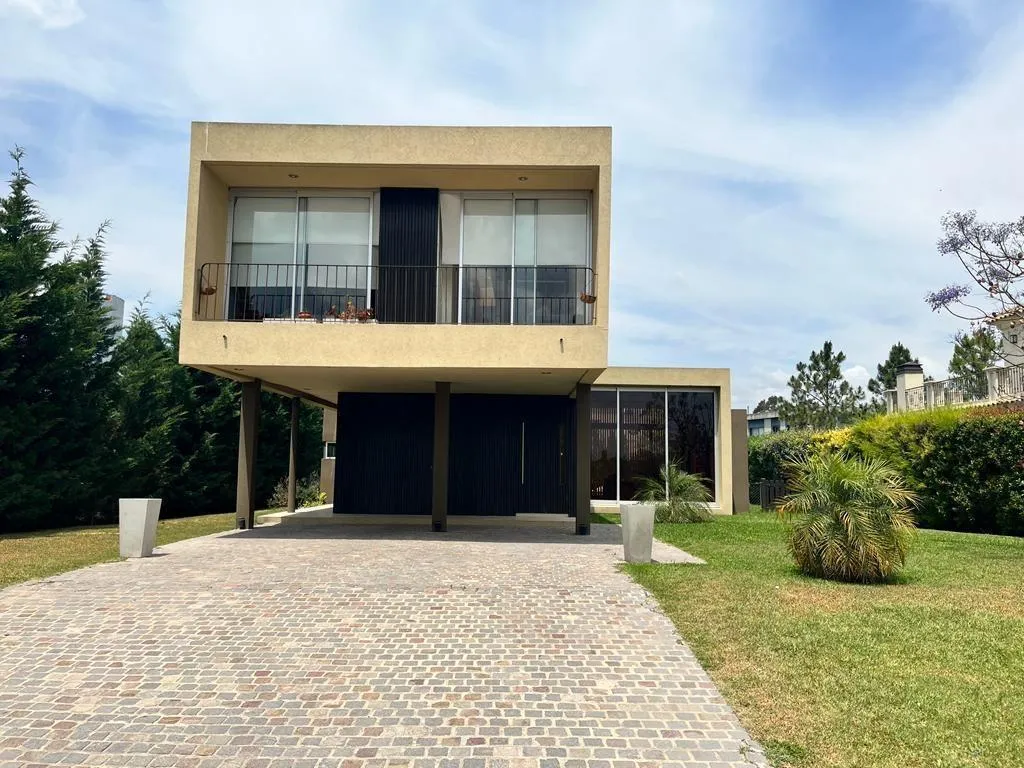 Casa en Barrio Privado Valdevez - TRISTAN SUAREZ