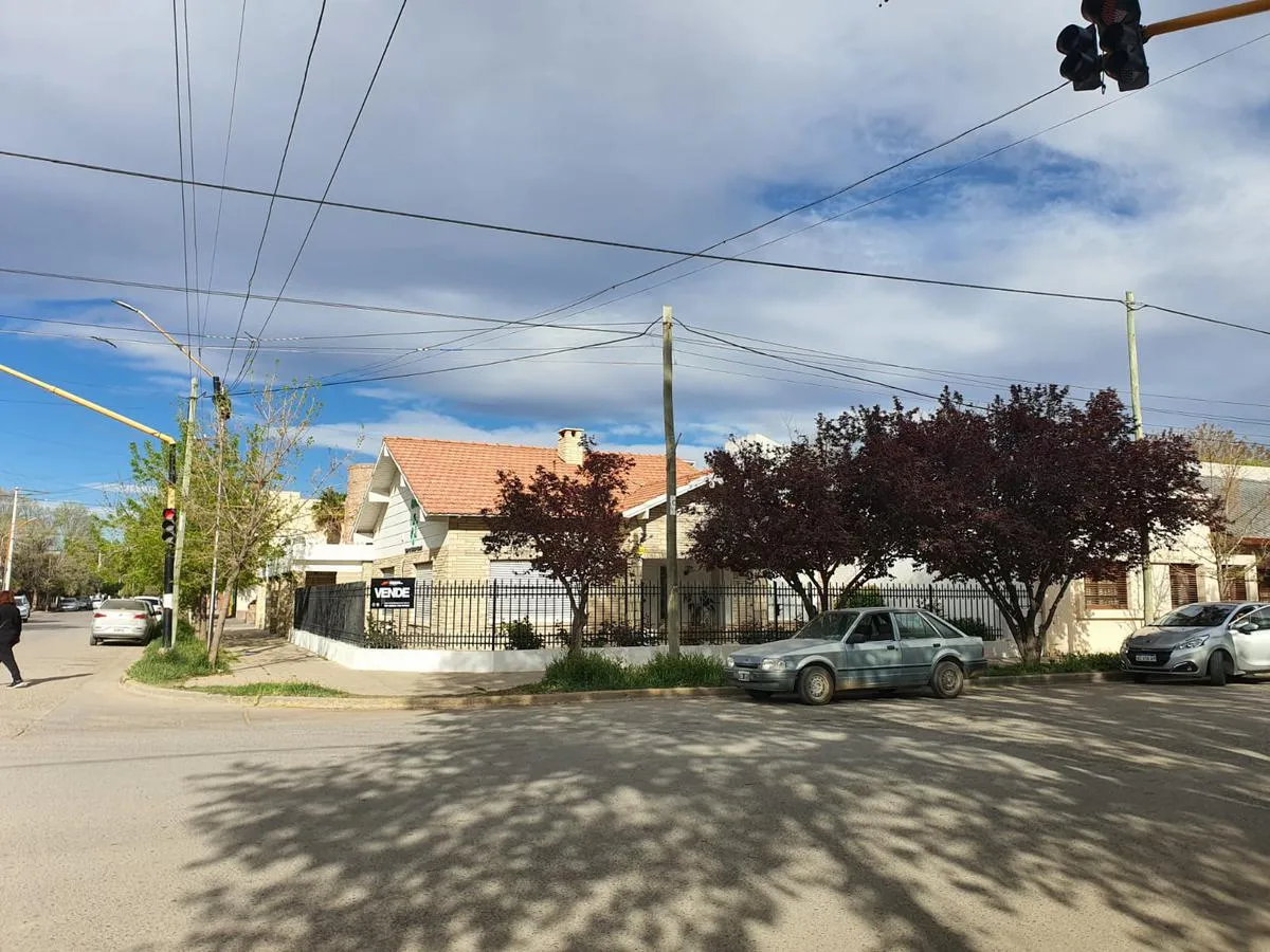 Casa en VENTA ESQUINA EN CENTRO DE CINCO SALTOS - Rio Negro