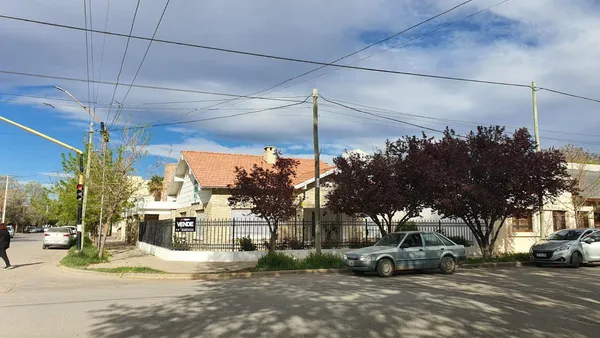 Casa en VENTA ESQUINA EN CENTRO DE CINCO SALTOS - Rio Negro