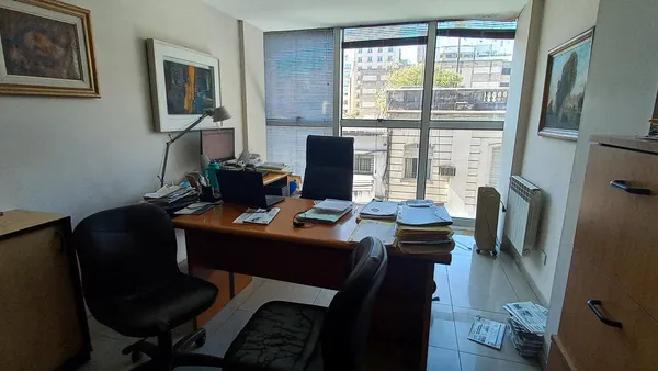 Oficina en Simon Bolivar al 350