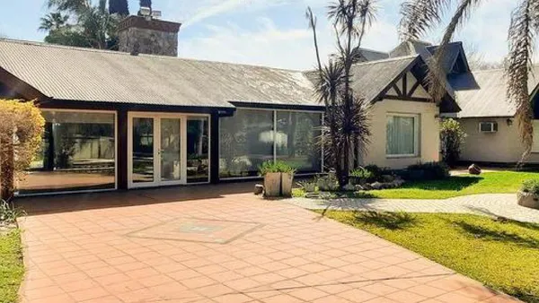 Casa en QUINQUELA MARTIN Y JC CASTAGNINO (ROLDAN)