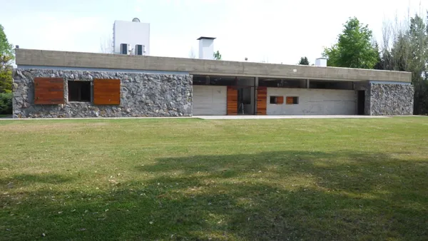 Casa en 407 e/ 134 y 136 n 3358