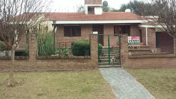 Casa en HERMOSA PROPIEDAD A 300MTS DE RUTA 38 ZONA CENTRO