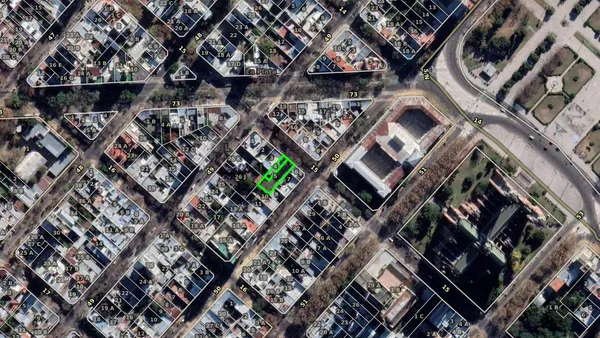Terreno en 15 e/ 49 y 50 N 881/883