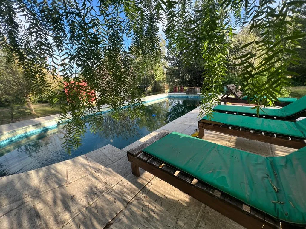 Casa en COMPLEJO DE 4 CABAÑAS, QUINCHO Y PILETA A 300 M DE R 38 CON HERMOSA VEGETACIÓN MAS DEPARTAMENTO A REFACCIONAR