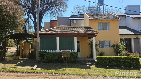 Casa en Calle Plumerillo esquina Evequoz, Balneario SAN JOSE.