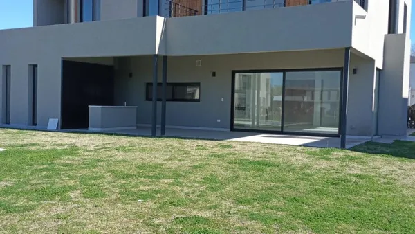 Casa en La Calesa Estancias del Pilar