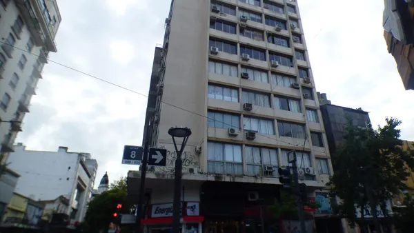 Oficina en 8 e/ 49 y 50 n 862 Piso 9