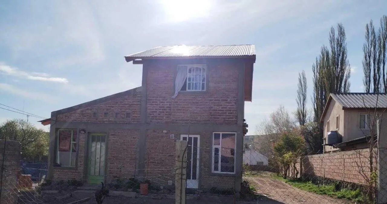 Casa en Las Rocas al 900
