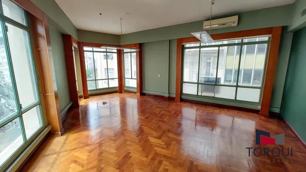 Oficina en Oficina de 360m² en Microcentro – 5to piso - Edificio Histórico - Roque Saenz Peña – 360° Vista