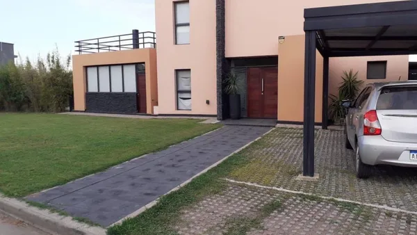 Casa en CASA EN VENTA DE TRES DORMITORIOS CON ESCRITURA EN VALLE ESCONDIDO
