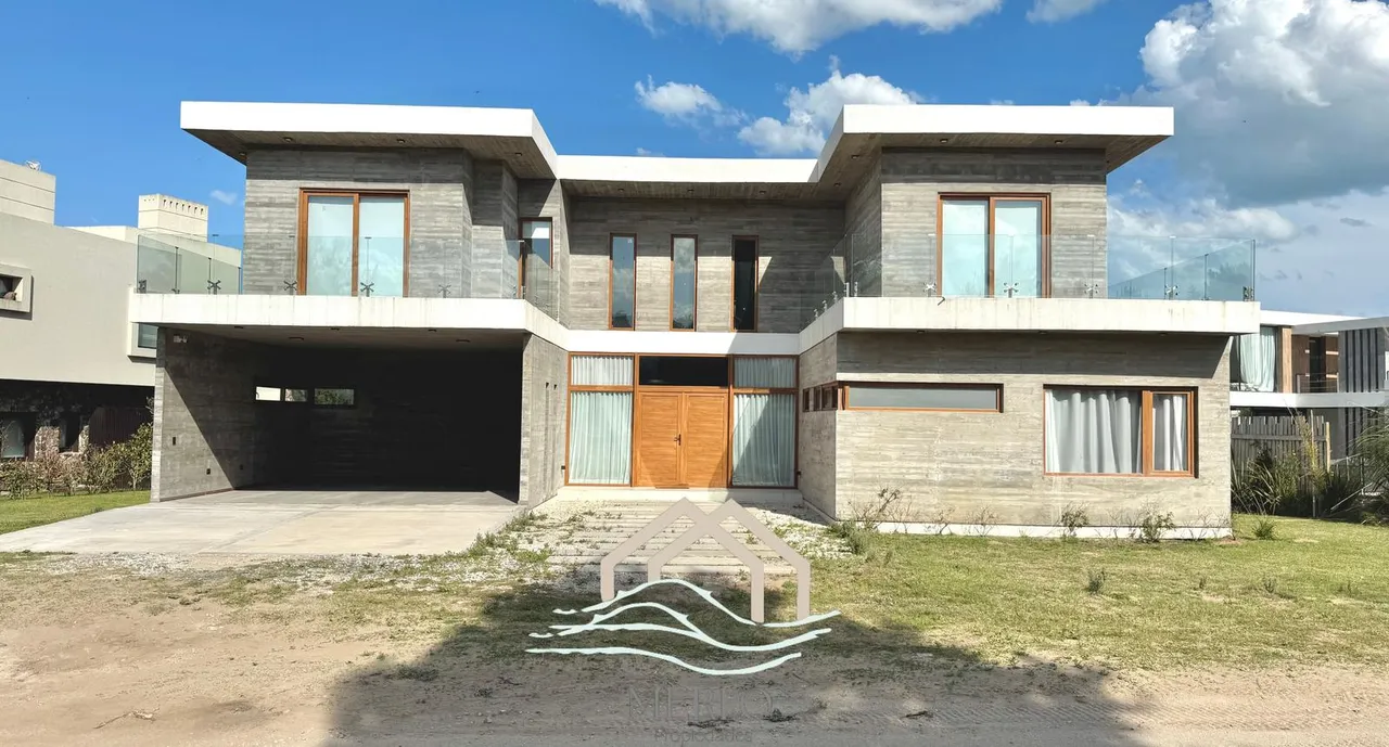 Casa en Ecuestre al 300