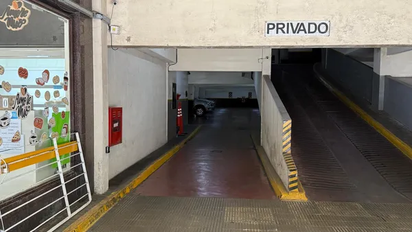 Cochera en Ayacuhco al 800