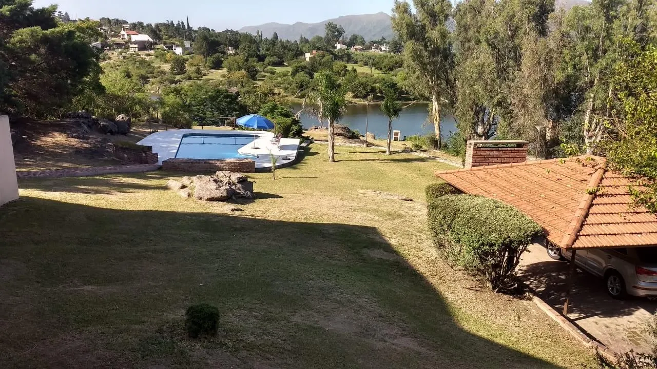 Casa en CON ACCESO AL LAGO Y VISTA A LAS SIERRAS A 4 CUADRAS DE LA R-38