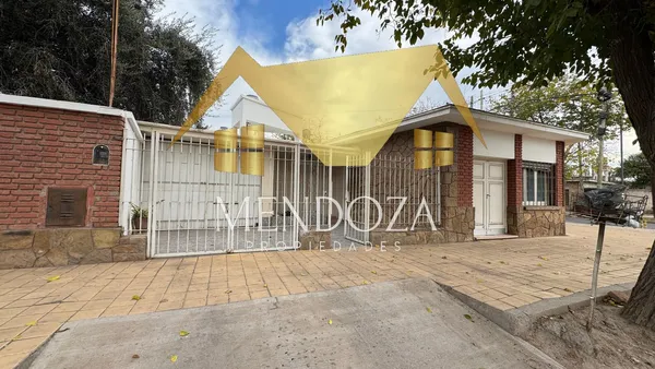Casa en Pedro Molina y Victor Hugo