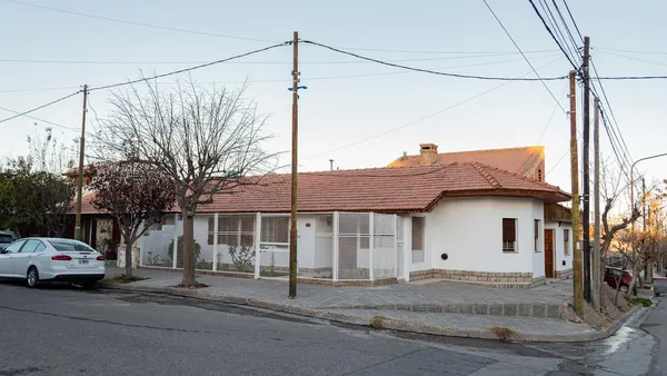 Casa en Barrio Alta Barda, calle Las Camelias
