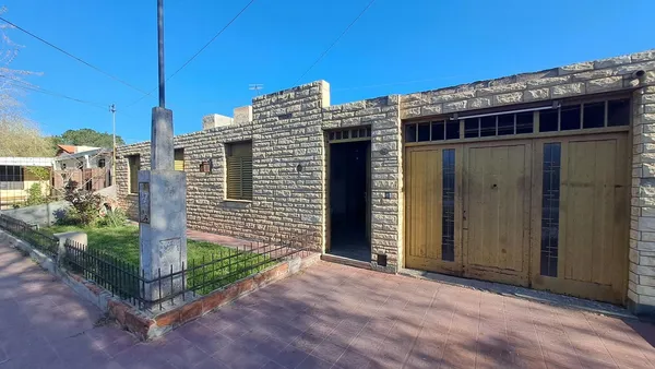 Casa en Las Orquídeas al 900