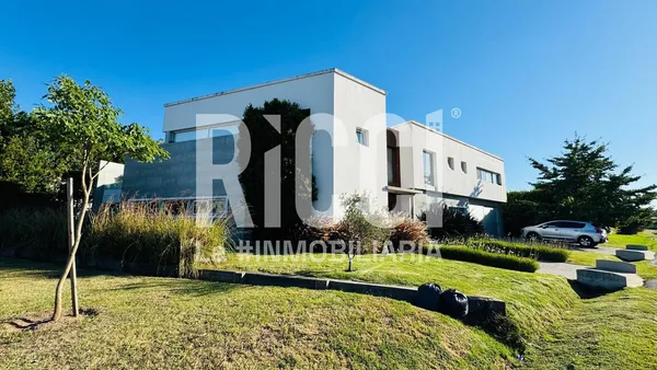 Casa en Casa 6 ambientes en venta Los troncos Berazategui