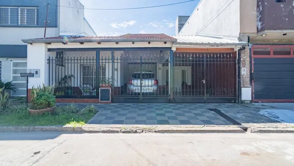 Casa en J DE DIOS MENA al 1300
