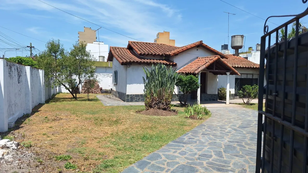 Casa en Angel Delia al 2200 esquina Irigoin