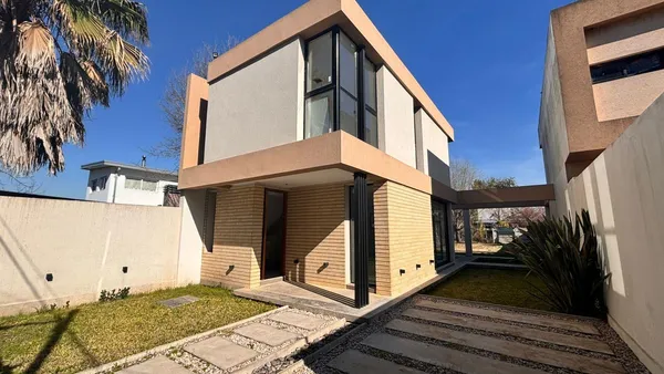 Casa en Duplex en venta a estrenar en Sicardi 12 y 667