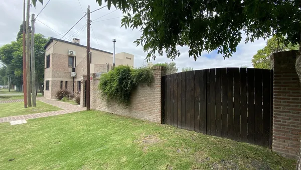 Casa en 9 entre 476 y 477