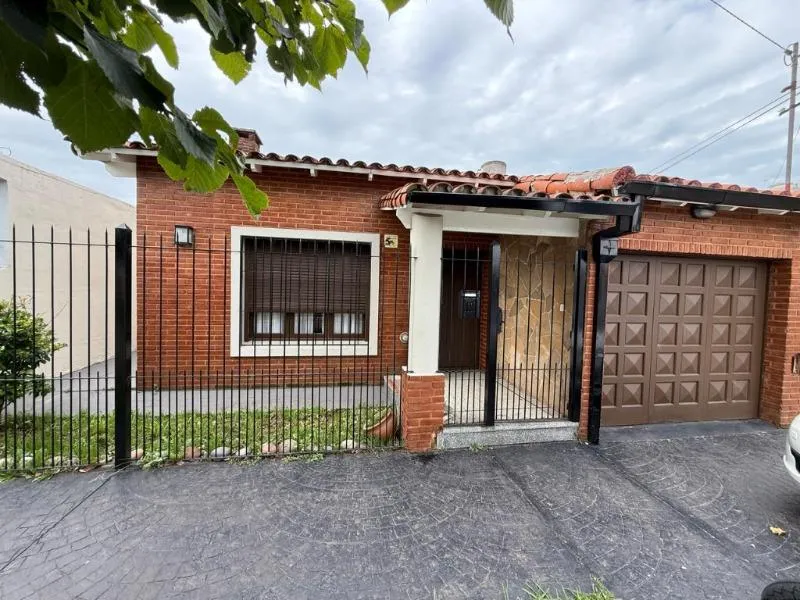 Casa en 3 de febrero al 7600