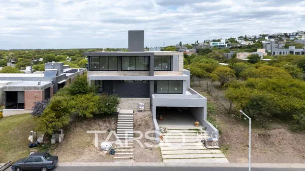 Casa en Av los alamos al 1100