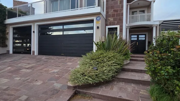 Casa en CASA FRENTE AL LAGO 4 DORMITORIOS BARRIO PIEDRAS COLORADAS VILLA EL CHOCON - EN VENTA