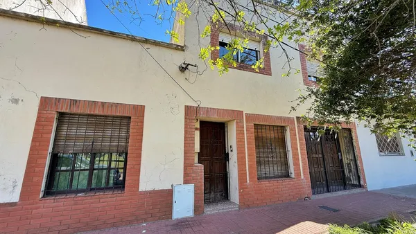 Casa en 9 entre 526 y 527