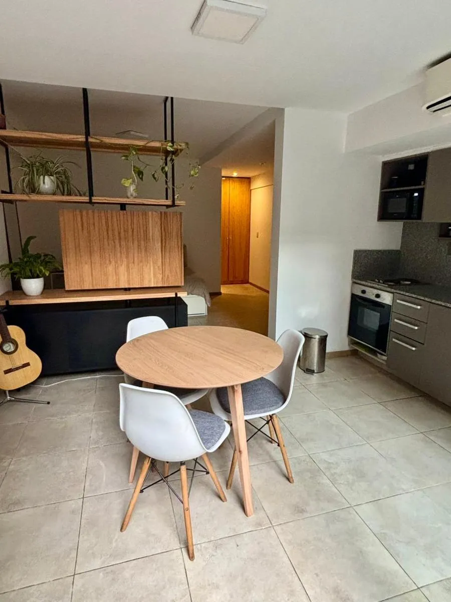 Departamento en Breeze Home– Luminoso, Amoblado y con Patio Espacioso
