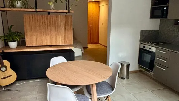 Departamento en Breeze Home– Luminoso, Amoblado y con Patio Espacioso
