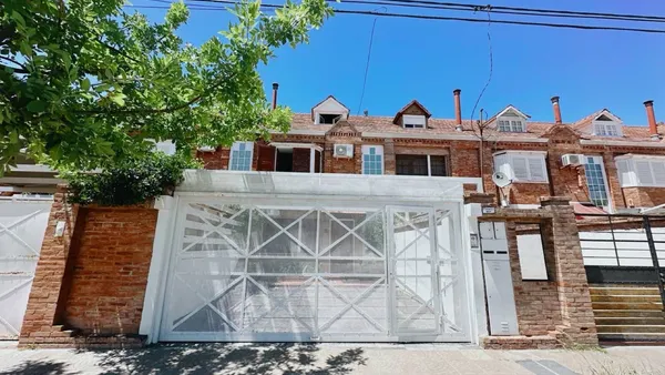 Casa en Corenfield al 900