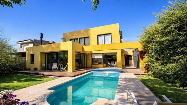Casa en Venta Excelente Casa 3 Dormitorios con Pileta, Maipu, Centenario al 1300