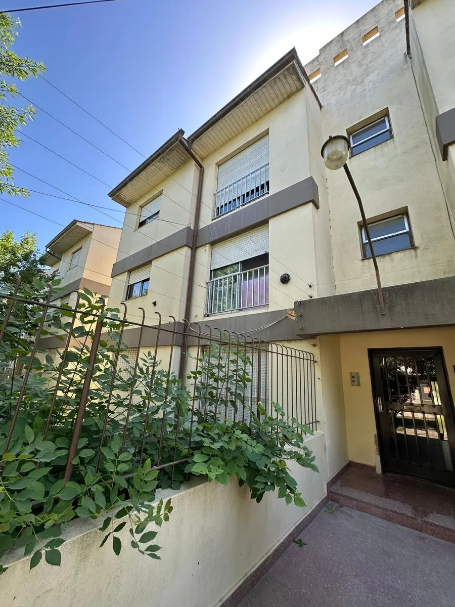 Departamento en Fermín Errea al 2000