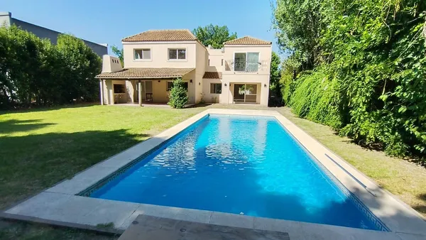 Casa en Roberto Caamaño al 600