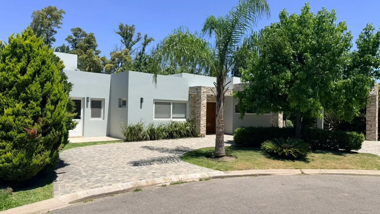 Casa en Casa en venta en Casco de Álvarez Barrio Cerrado con seguridad