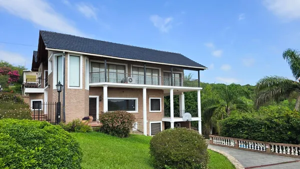 Casa en Casa con Departamento en Venta zona Carlos Paz con vista al Lago