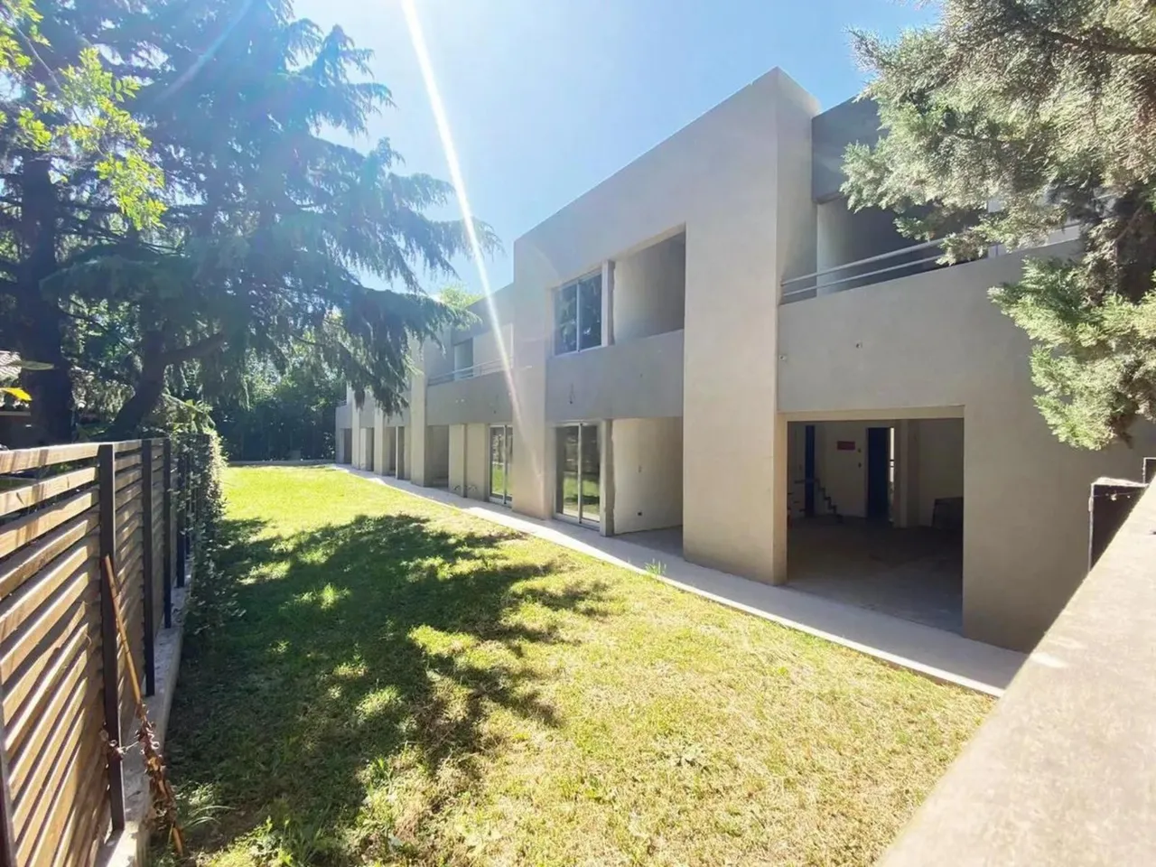Casa en BENAVIDEZ VILLAGE, departamentos a estrenar!