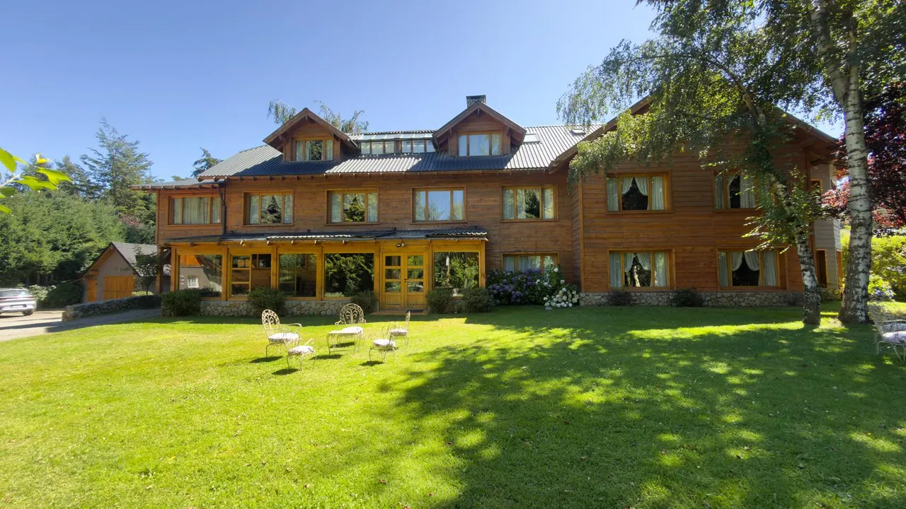 Hotel en VENTA - Hostería en pleno centro de Villa La Angostura – 14 hab. – Lote 2.500 m² – FOT 130%